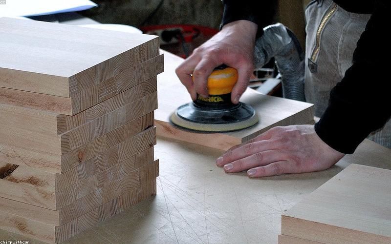 Tischlermeister bei der Arbeit
